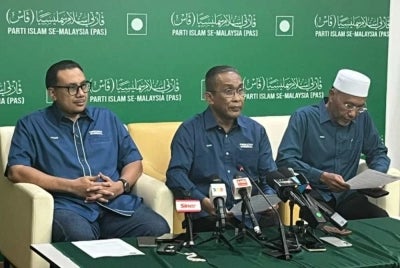 Takiyuddin (centre) during a press conference after the conclusion of the PN Supreme Council meeting at the Pas Central Office here on Sunday.