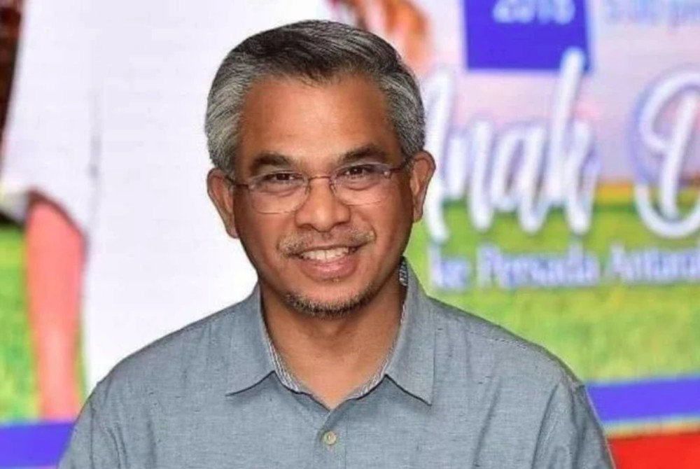 Islamic finance figure Tan Sri Dr Mohd Daud Bakar was charged in the Kuala Lumpur Sessions Court today with abetting unlicensed securities dealing.