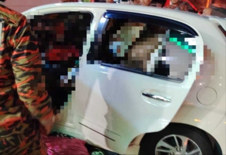 In Melaka, the body of a 50-year-old man was discovered inside a car parked by the roadside along Jalan Ong Kim Wee in Gajah Berang yesterday.