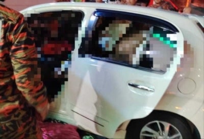 In Melaka, the body of a 50-year-old man was discovered inside a car parked by the roadside along Jalan Ong Kim Wee in Gajah Berang yesterday.