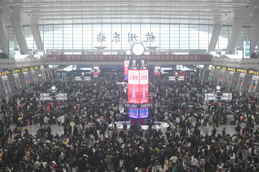 People crowd a railway station in Hangzhou, in China’s eastern Zhejiang province on February 13, 2026, ahead of Lunar New Year celebrations. Millions across China are returning to their hometowns to celebrate the beginning of the Year of the Horse on February 17. (Photo by CN-STR / AFP)
