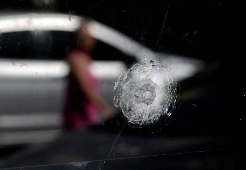 View of a bullet impact on the window of a police station in Guadalajara, Jalisco, Mexico, on February 23, 2026, a day after clashes. Mexico has deployed 10,000 troops to quell clashes sparked by the killing of the country's most-wanted drug lord, Nemesio "El Mencho" Oseguera, leader of the Jalisco New Generation Cartel (CJNG), that have claimed dozens of lives, officials said on February 23. News of his death triggered spasms of violence, with cartel members blocking roads in 20 states and torching vehicles and businesses. (Photo by Ulises RUIZ / AFP)