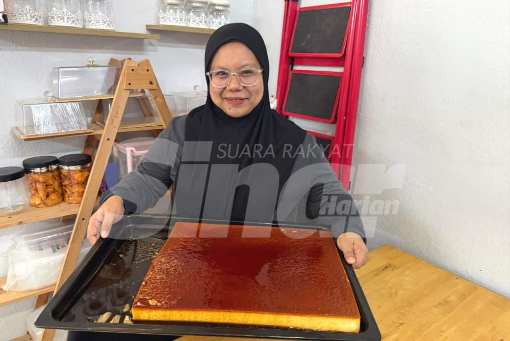 Hazwani displays caramel pudding ordered by customers.
