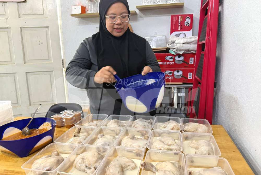 Hazwani sells at least two different dishes daily based on Khairul Aming’s recipes.
