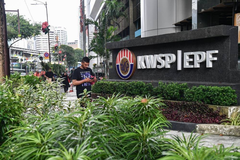 A Perikatan Nasional MP has called for Employees Provident Fund (EPF) dividends to be channeled to the flexible account. - BERNAMA FILE PIX
