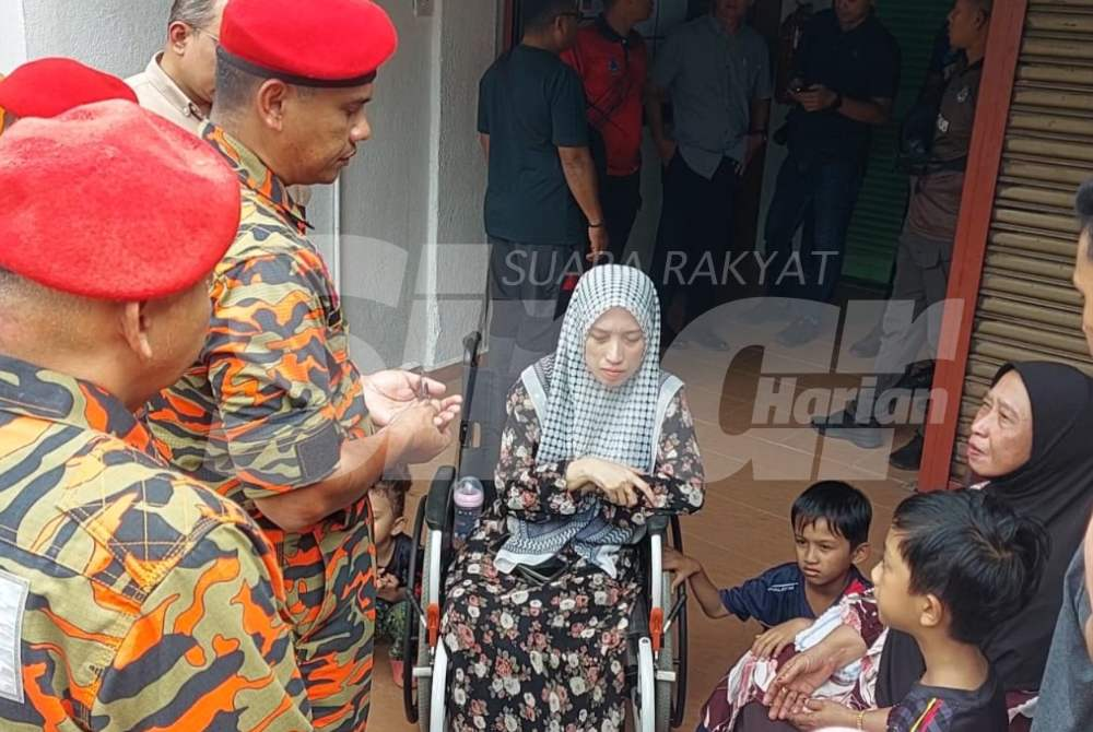 Fire and Rescue Department of Malaysia (JBPM) director-general Datuk Seri Norhisham Mohamed visited the victim’s family members who were waiting for the post-mortem process at the Forensic Unit of Raub Hospital.