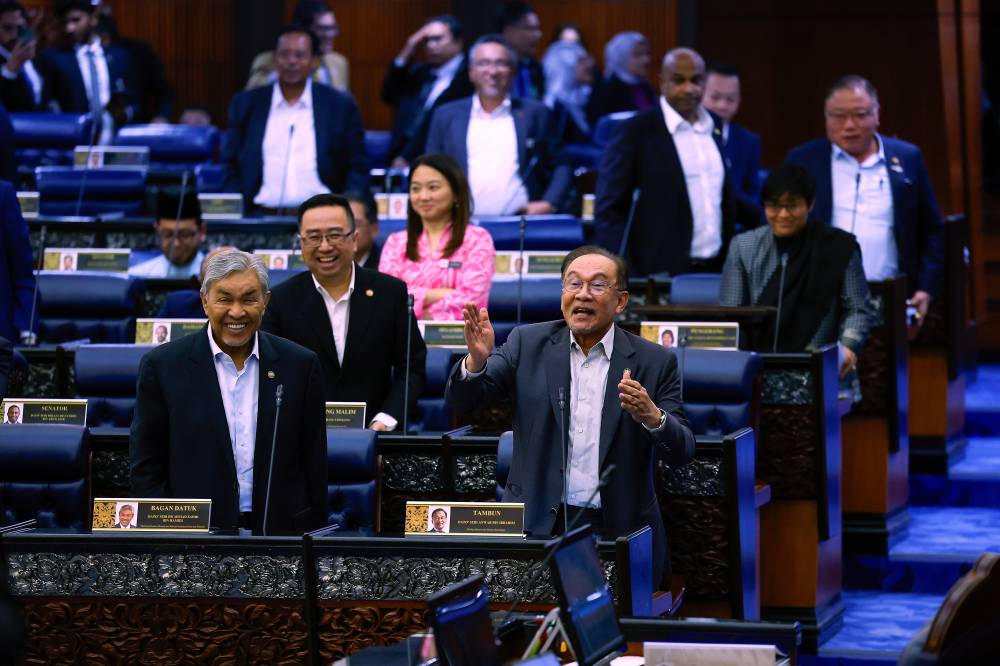 The atmosphere during a vote for First Meeting of the Fifth Session of the 15th Parliament of the Dewan Rakyat at the Parliament Building today. (BERNAMA PHOTO)