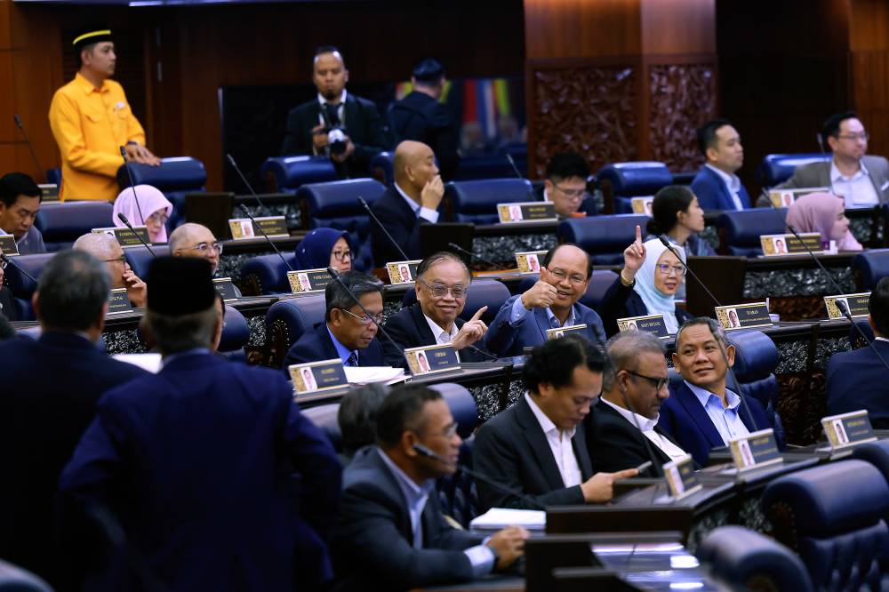The atmosphere during a vote for First Meeting of the Fifth Session of the 15th Parliament of the Dewan Rakyat at the Parliament Building today. (BERNAMA PHOTO)