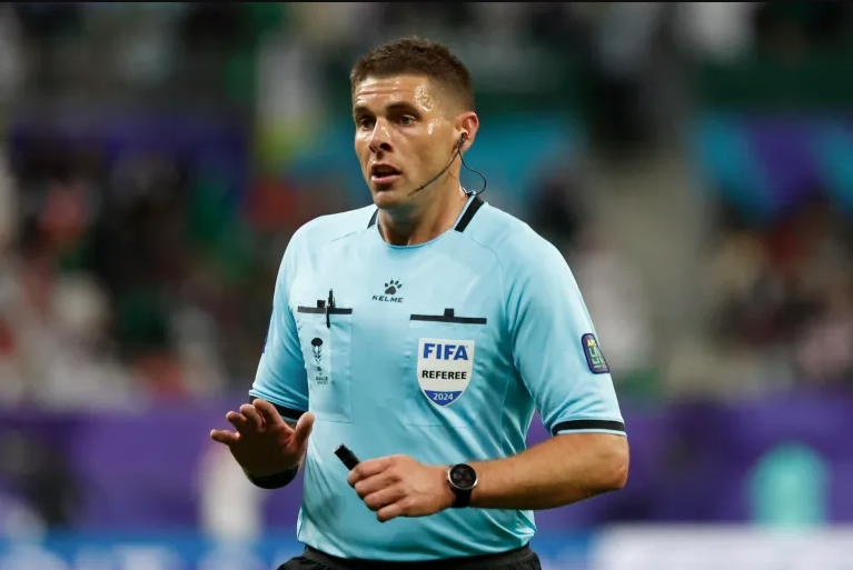 Australian referee Shaun Evans gestures during the Qatar 2023 AFC Asian Cup Group F football match between Saudi Arabia and Oman at the Khalifa International Stadium in Doha on Jan 16, 2024. - (Photo by KARIM JAAFAR / AFP)
