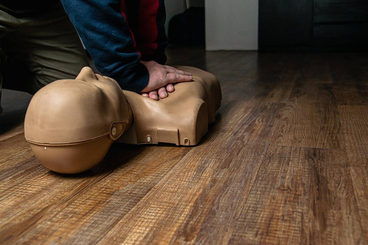 In emergency medicine, there is often a narrow window between the moment a person collapses and the moment professional care takes over. Those first few minutes frequently determine whether a patient survives, whether they recover fully, or whether they suffer permanent disability. Photo for illustrative purposes only - Pixabay
