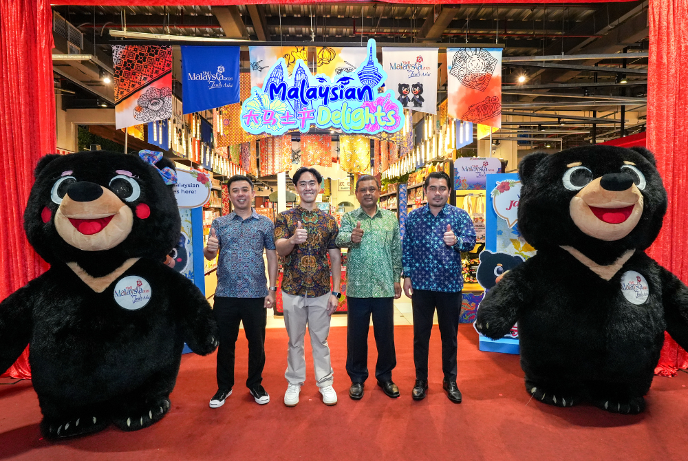 (From left) Jaya Grocer deputy chief executive officer Joseph Teoh, Jaya Grocer Chief Executive Officer Daniel Teng, Tourism Malaysia Chairman Datuk Manoharan Periasamy and Tourism Malaysia Senior Director, Advertising & Digital, Tourism Malaysia cum Head of Secretariat Visit Malaysia 2026 Mohd Akbal Setia.
