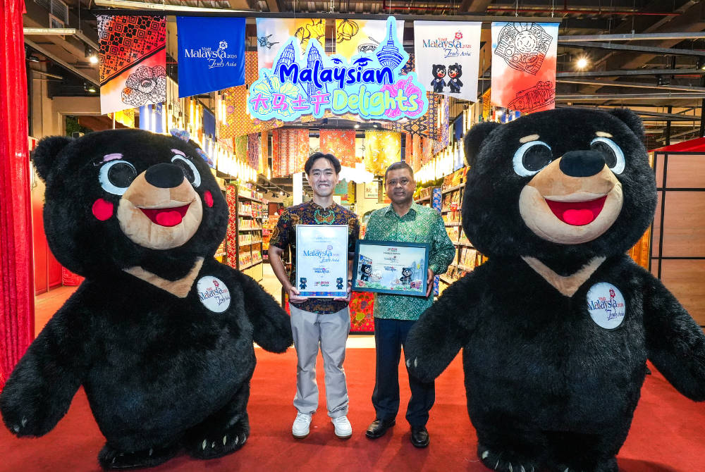 (From left) Jaya Grocer Chief Executive Officer Daniel Teng and Tourism Malaysia Chairman Datuk Manoharan Periasamy during the Malaysian Delights launch ceremony at KLIA2.