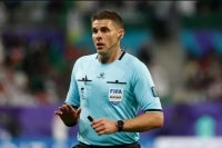 Australian referee Shaun Evans gestures during the Qatar 2023 AFC Asian Cup Group F football match between Saudi Arabia and Oman at the Khalifa International Stadium in Doha on Jan 16, 2024. - (Photo by KARIM JAAFAR / AFP)