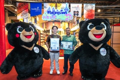 (From left) Jaya Grocer Chief Executive Officer Daniel Teng and Tourism Malaysia Chairman Datuk Manoharan Periasamy during the Malaysian Delights launch ceremony at KLIA2.