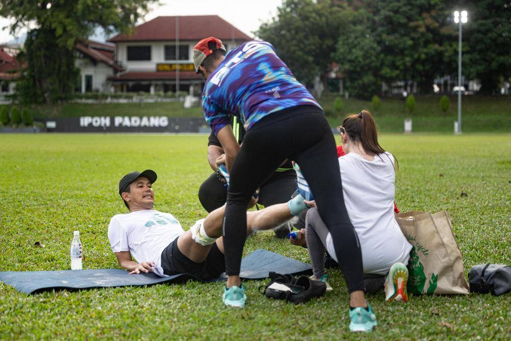 Despite suffering a knee injury during the run, Neow, 41, completed 50 kilometres on the opening day, setting off from Taiping at 5am and arriving at Dataran Ipoh at about 6.50pm. Photo by Bernama