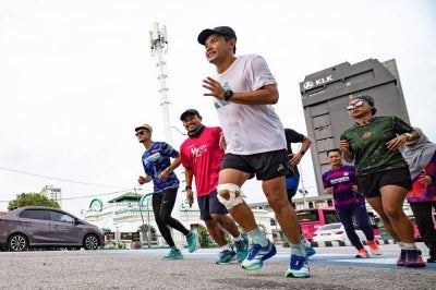 Secretariat coordinator of the Dara, Amoi and Kelat (DAK) campaign, Neow Choo Seong, today completed the first leg of a 290-kilometre solo run from Taiping to Parliament in Kuala Lumpur aimed at highlighting animal welfare issues involving three elephants currently housed at Tennoji Zoo in Japan. Photo by Bernama
