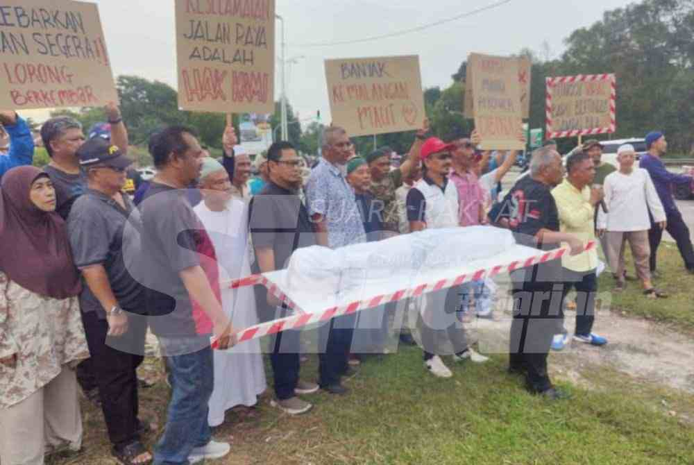 Residents held a peaceful assembly by the roadside of Persiaran Mokhtar Dahari, urging authorities to expedite solutions to safety issues along the route.