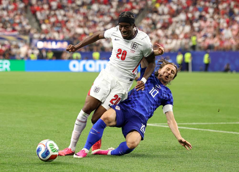 Noni Madueke #20 of England is challenged by Luka Modric #10 of Croatia during the FIFA World Cup 2026 Group L match between England and Croatia at Dallas Stadium on June 17, 2026 in Arlington, Texas. - (Photo by Francois Nel / Getty Images via AFP)