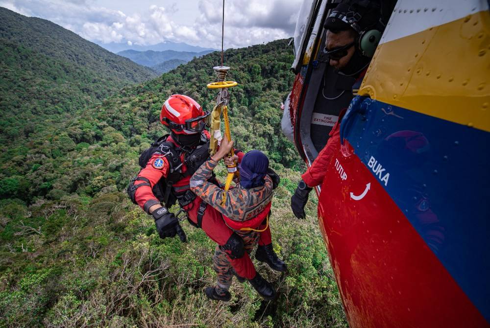 The search and rescue operation for missing hiker Jaslinda Saludin, 49, who was lost for more than two weeks at Gunung Batu Putih, has shed light on the critical role played by personnel from the Malaysian Fire and Rescue Department as one of the key agencies in missing-person rescue missions. - Photo by Bernama