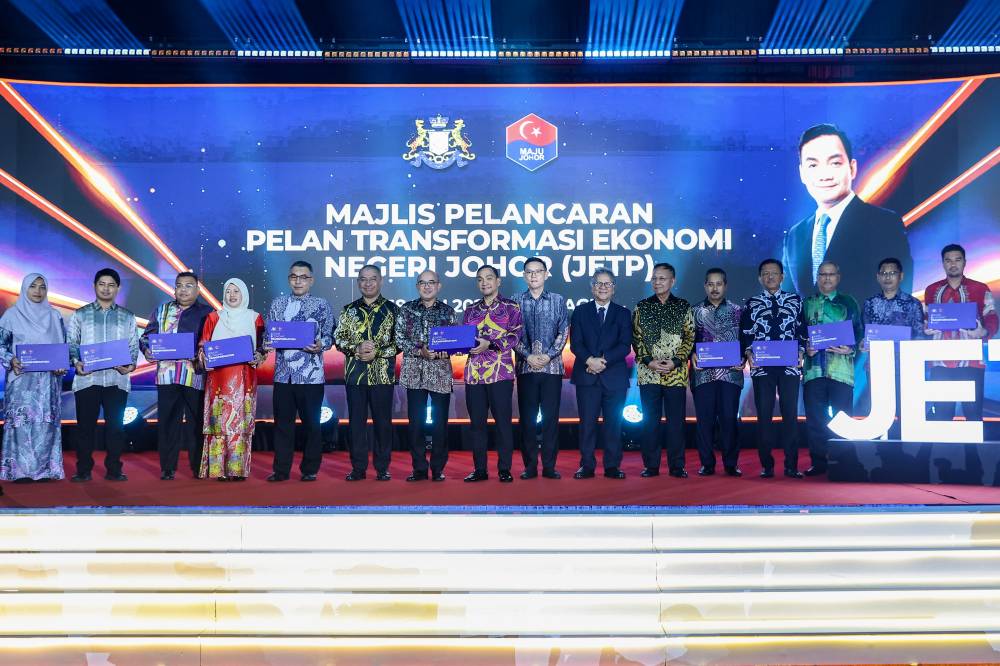 Johor Menteri Besar Datuk Onn Hafiz Ghazi alongside Johor State Secretary (SUK) Datuk Mohammed Ridha Abd Kadir (seventh, left) and a lineup of district officers pose for a photo while holding up the Johor Economic Transformation Plan (JETP) at the launch ceremony of the plan at the Persada Johor International Convention Centre. BERNAMA photo.