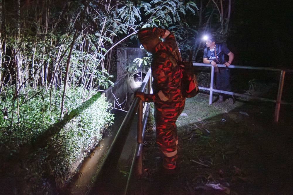 The search and rescue (SAR) operation for Putra Faris Suhaimi, 8, who is feared to have drowned in Sungai Ganggarak, last night. - Photo by Bernama