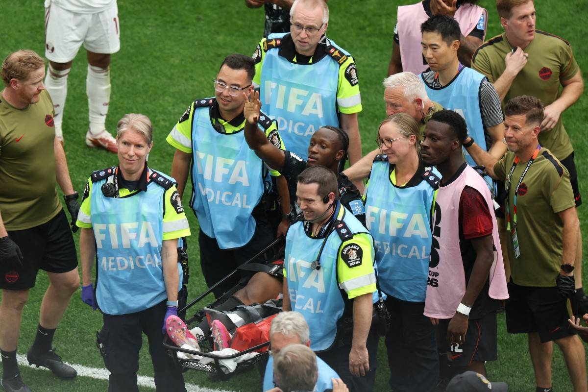 Ismael Kone #8 of Canada waves to crowd as he is stretched off after being fouled by Assim Madibo #23 of Qatar during the FIFA World Cup 2026 Group B match between Canada and Qatar at BC Place Vancouver on June 18, 2026 in Vancouver, British Columbia. AFP photo.
