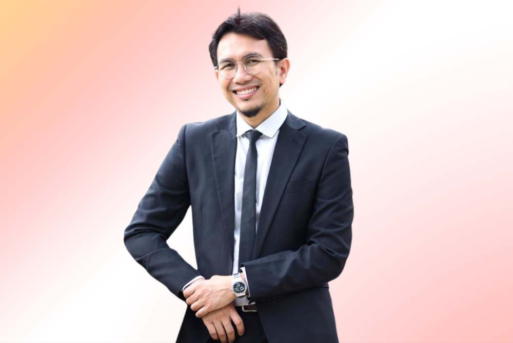 Columbia Asia Hospital Petaling Jaya consultant sports physician Dr Mohd Aizuddin Sahak described “tech neck” as excessive strain placed on the cervical spine when the head remains tilted forward for prolonged periods. - Photo Courtesy of Columbia Asia