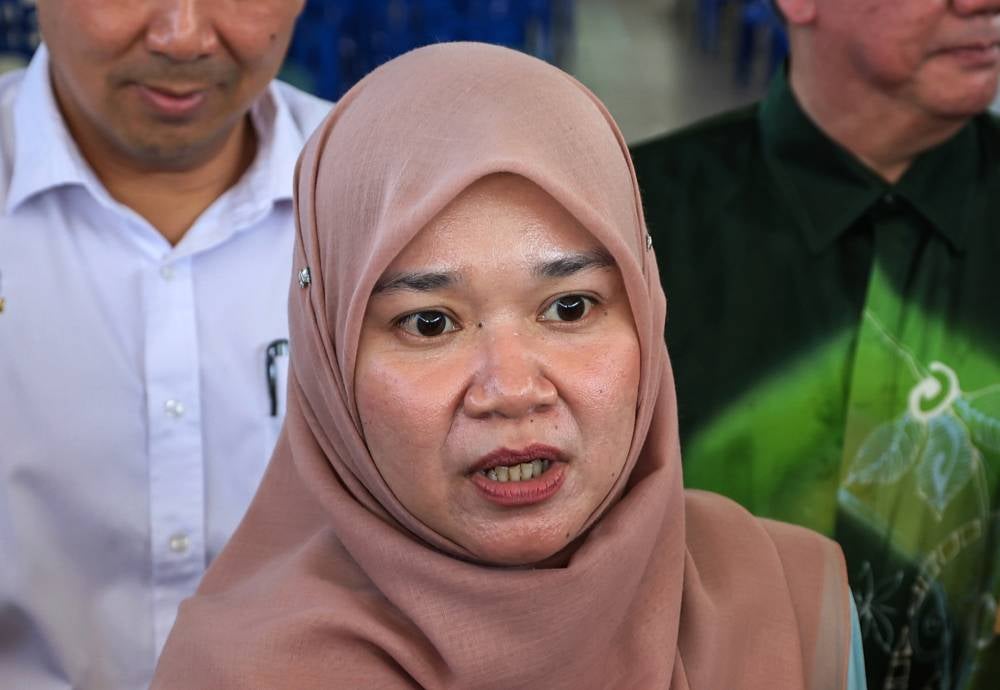 Education Minister Fadhlina Sidek has urged the public to give space and respect the sensitivity of the family of a 16-year-old female student who died at a school here yesterday morning. Photo by Bernama