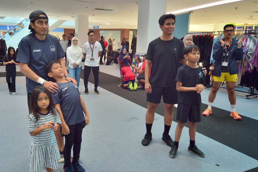 Right: Hazwan Hamzah and his son, Mikhael - PHOTO SINAR HARIAN/ ASRIL ASWANDI SHUKOR.