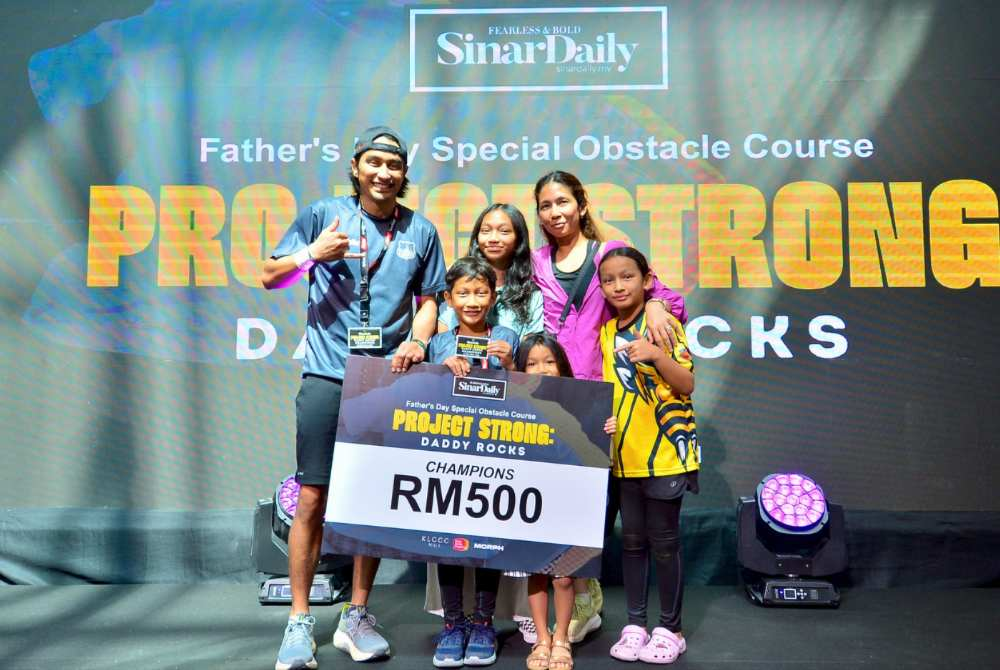 Syed Fayez Syed Abdul Wahab and his family. - PHOTO SINAR HARIAN/ ASRIL ASWANDI SHUKOR.