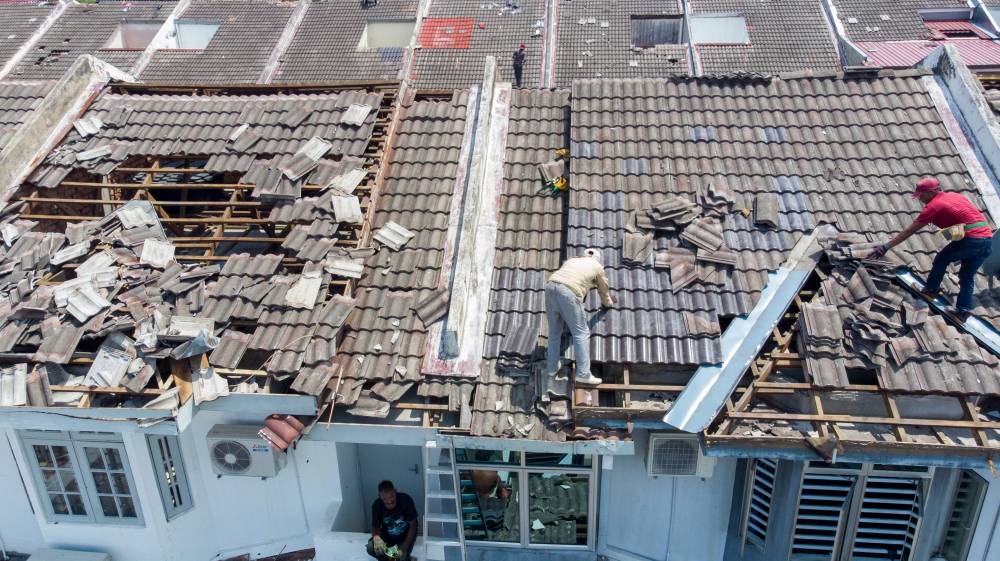 Police have sealed off five zones within disaster-affected areas in Bercham and restricted movement in and out to prevent theft or house break-ins. Photo by Bernama