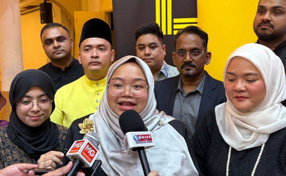Muda president Amira Aisya Abdul Aziz speaks to members of the media during the Malam Suara Muda event here last night. Photo by Bernama