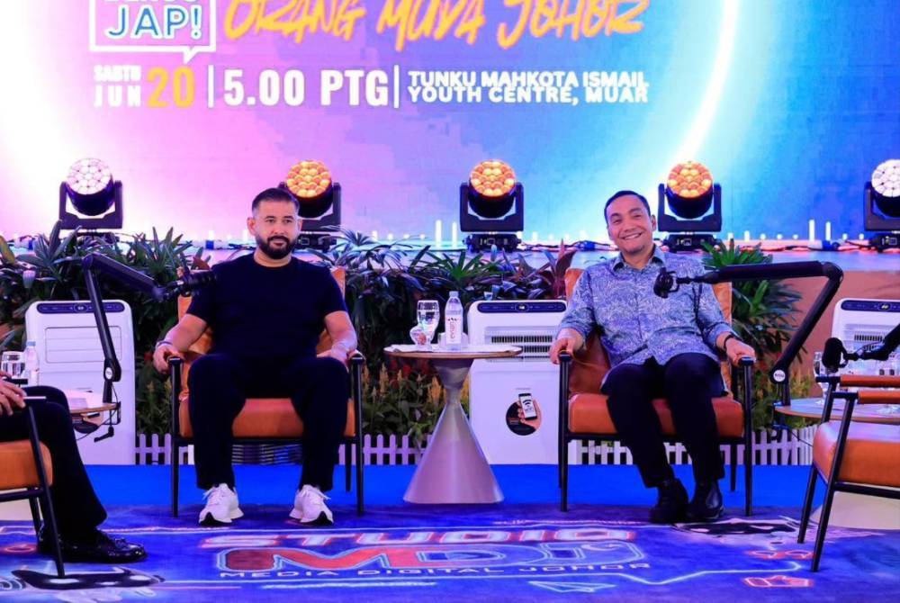 The Regent of Johor Tunku Ismail Sultan Ibrahim (left) and caretaker Johor Menteri Besar Datuk Onn Hafiz Ghazi. Photo: HRH Crown Prince of Johor's Facebook account