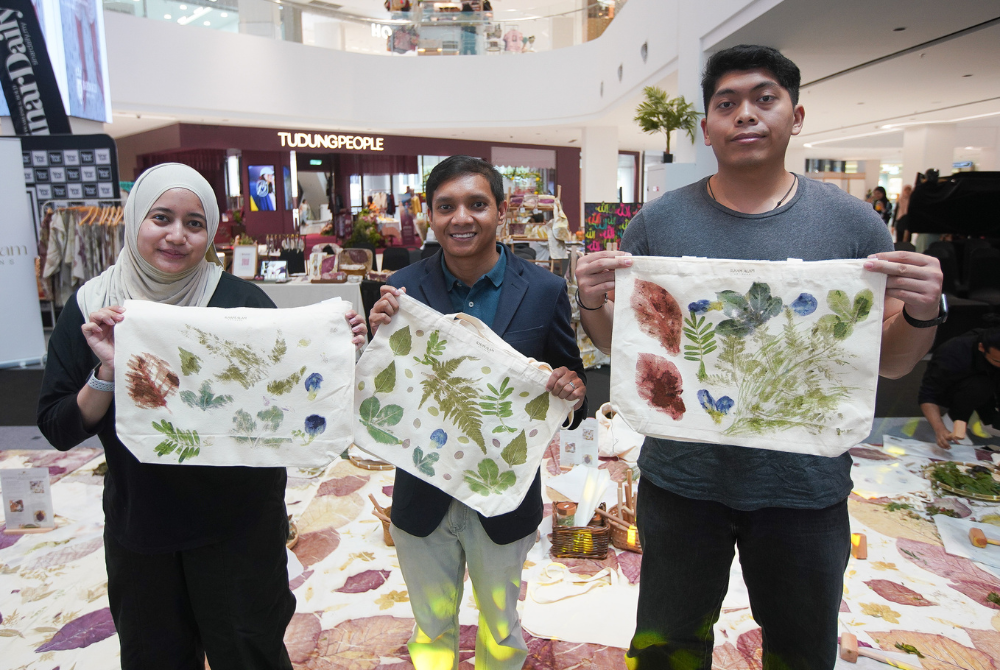 Using leaves and their natural pigments to create intricate patterns on fabric, eco-printing technique allows nature to leave its mark on tote bags, scarves and other textiles.