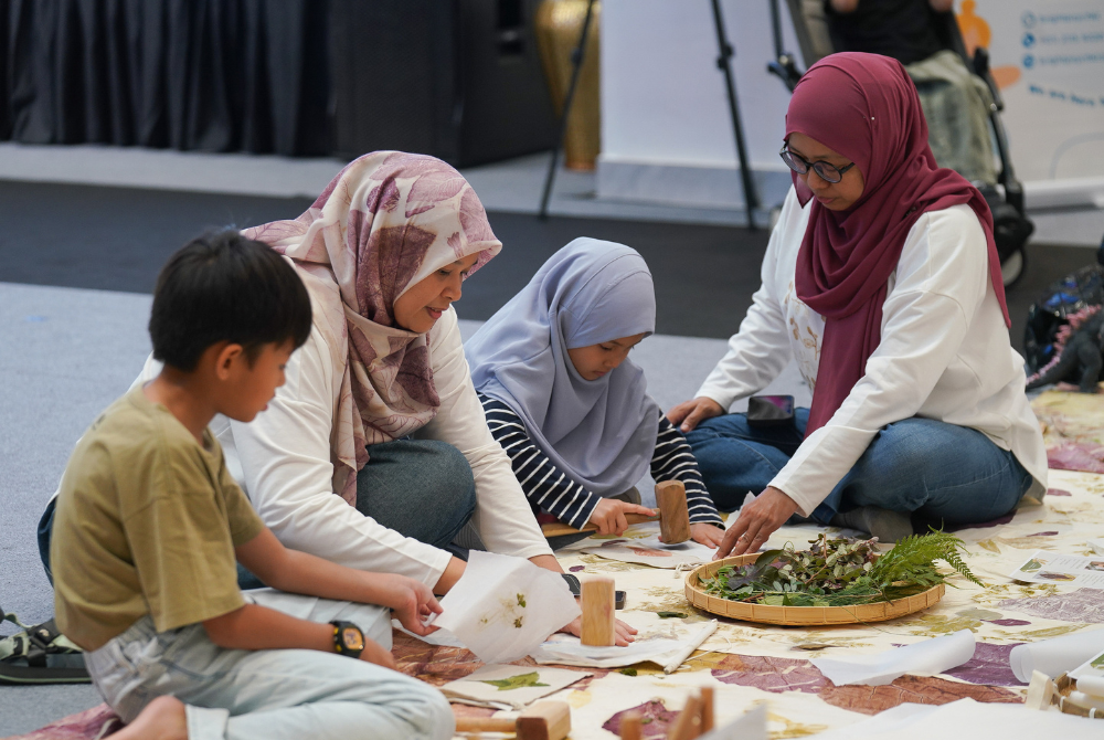 The workshop saw enthusiastic participation from both parents and children, many of whom were introduced to the technique for the first time.