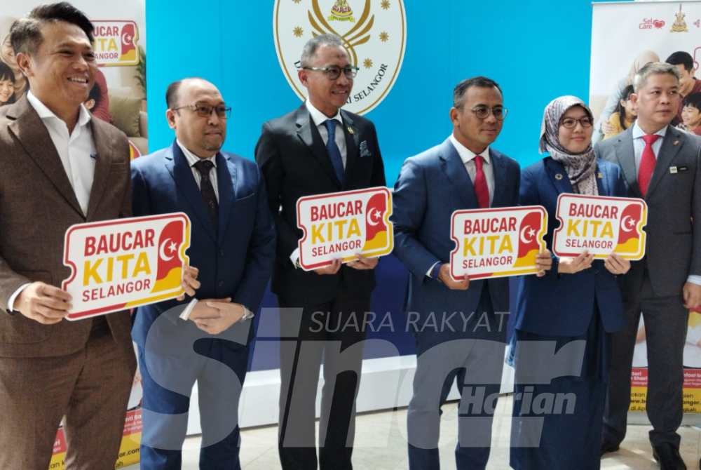 Amirudin (fourth from left) holds a Baucar Kita Selangor placard during a press conference on Monday.