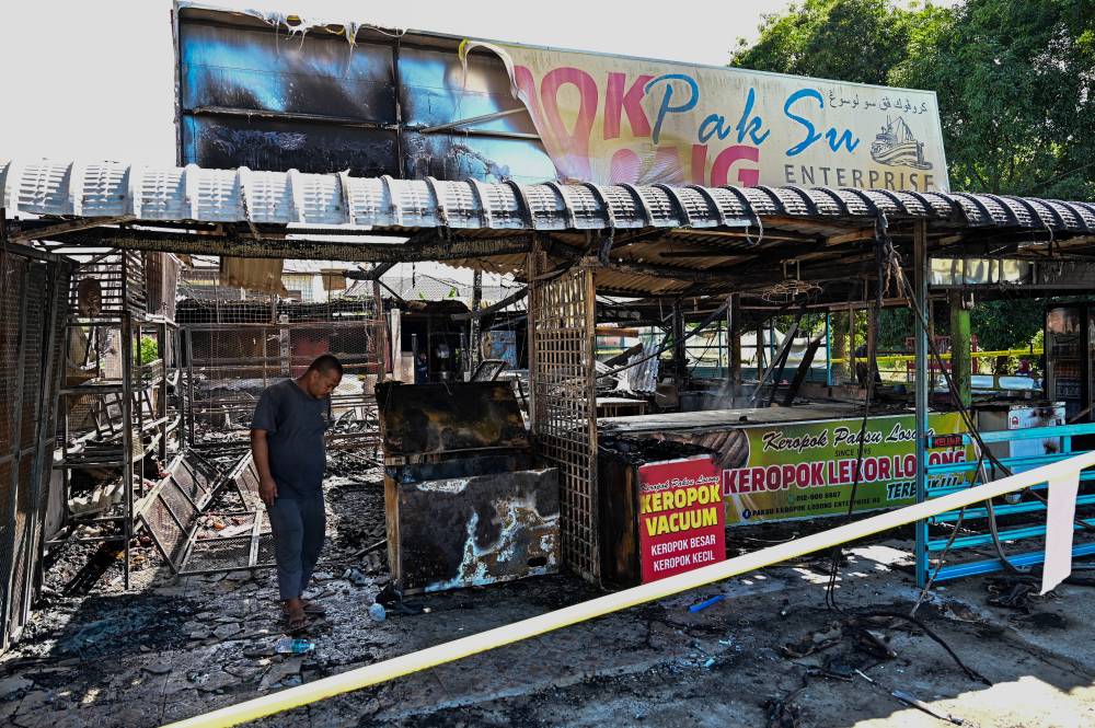 Shop owner Rohaimi Mohd, 43, inspects the remains of his keropok shop, which was destroyed in a fire in Kampung Losong Su today. BERNAMA photo
Beliau mengalami kerugian kira-kira RM500,000 selepas premisnya hangus dijilat api dalam kejadian awal pagi tadi.
Beliau yang sudah 12 tahun mengusahakan perniagaan itu berkata ketika tiba di lokasi kejadian, api belum marak dan dia berusaha memadamkan kebakaran menggunakan pemadam api, namun usaha tersebut gagal.
--fotoBERNAMA (2026) HAK CIPTA TERPELIHARA