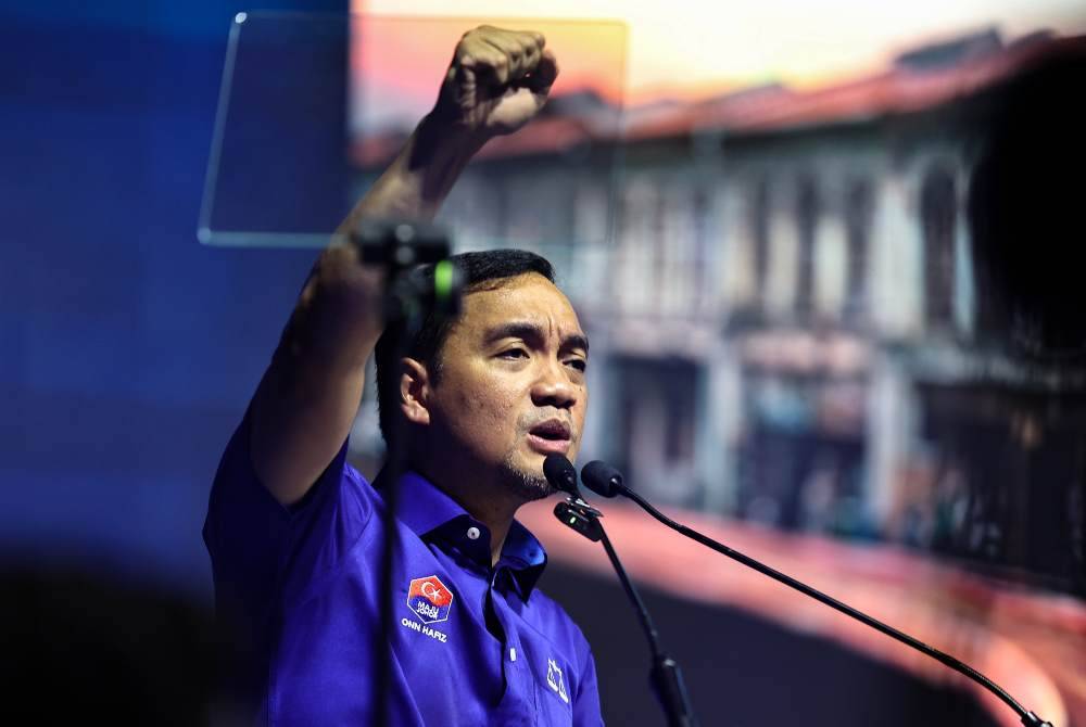 Claims that Johor Menteri Besar Datuk Onn Hafiz Ghazi cannot hold office due to being born outside the state have been dismissed by experts, who say the Johor Constitution imposes no such restriction. Photo by Bernama