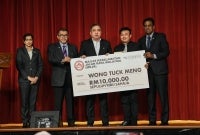Transport Minister Anthony Loke (centre) presented a mock cheque and the Road Safety Council (MKJR) Caring Hero Award certificate to lorry driver Wong Tuck Meng (second right) at the certificate presentation ceremony for the Road Safety Council (MKJR) to the Menora Tunnel accident lorry driver at the Parliament building today. Photo by Bernama