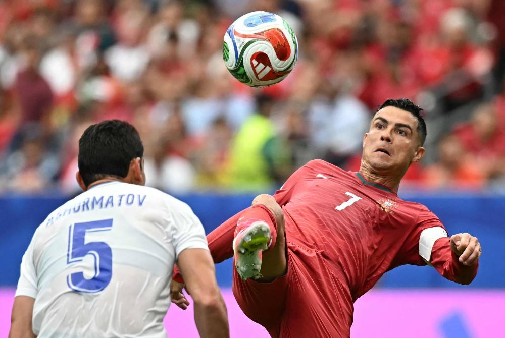 Portugal's forward #07 Cristiano Ronaldo controls the ball during the 2026 World Cup Group K football match between Portugal and Uzbekistan at the Houston Stadium in Houston on June 23, 2026. - (Photo by PAUL ELLIS / AFP)