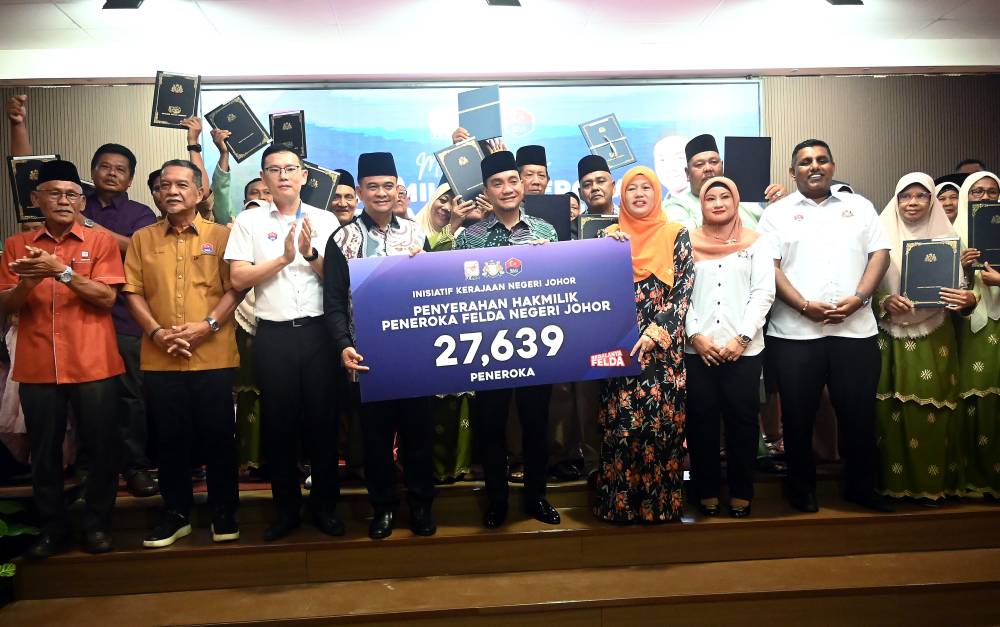 Johor Menteri Besar Datuk Onn Hafiz Ghazi holds a replica card showing the number of FELDA settlers receiving land titles during a handover ceremony at Dewan Dato' Onn. BERNAMA photo.
Turut kelihatan para penerima geran yang melibatkan daerah Kluang, Kota Tinggi dan Mersing.
fotoBERNAMA (2026) HAK CIPTA TERPELIHARA