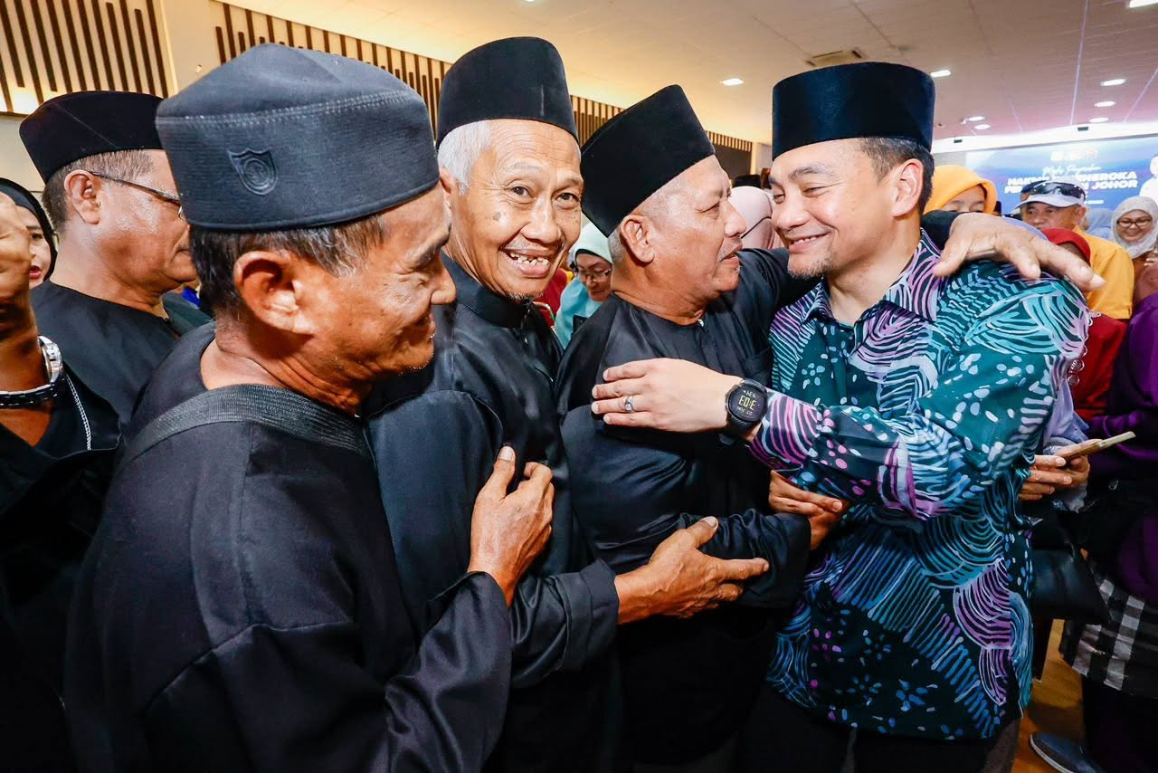 Previously, the Johor Felda Settlers' Day celebration, scheduled for June 20 and 21 at Felda Ulu Belitong, Kluang, was cancelled, allegedly on the orders of the National Felda management. It later proceeded on a smaller scale through a Settlers' Land Title Handover Ceremony.