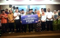 Johor Menteri Besar Datuk Onn Hafiz Ghazi holds a replica card showing the number of FELDA settlers receiving land titles during a handover ceremony at Dewan Dato' Onn. BERNAMA photo.
Turut kelihatan para penerima geran yang melibatkan daerah Kluang, Kota Tinggi dan Mersing.
fotoBERNAMA (2026) HAK CIPTA TERPELIHARA