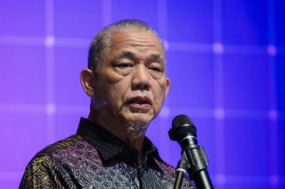Deputy Prime Minister Datuk Seri Fadillah Yusof said, based on a report by the National Water Services Commission (SPAN), Johor’s current raw water abstraction stands at 2,052 million litres per day. BERNAMA photo