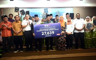 Johor Menteri Besar Datuk Onn Hafiz Ghazi holds a replica card showing the number of FELDA settlers receiving land titles during a handover ceremony at Dewan Dato' Onn. BERNAMA photo.
Turut kelihatan para penerima geran yang melibatkan daerah Kluang, Kota Tinggi dan Mersing.
fotoBERNAMA (2026) HAK CIPTA TERPELIHARA