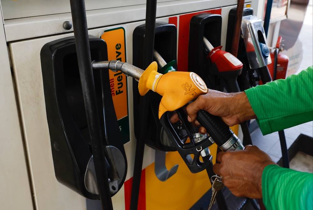Finance Minister II Datuk Seri Amir Hamzah Azizan revealed that fewer than 1% of the 14 million BUDI95 registered users exceed their 200-litre monthly fuel quota. - Bernama photo