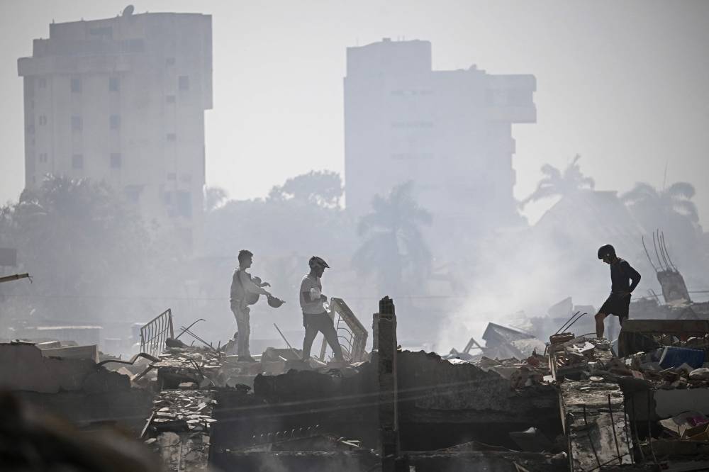 Volunteers search for possible victims in a collapsed building following twin earthquakes in Caraballeda, La Guaira state, some 40km northeast of Caracas, on June 25, 2026. - (Photo by FEDERICO PARRA / AFP)
