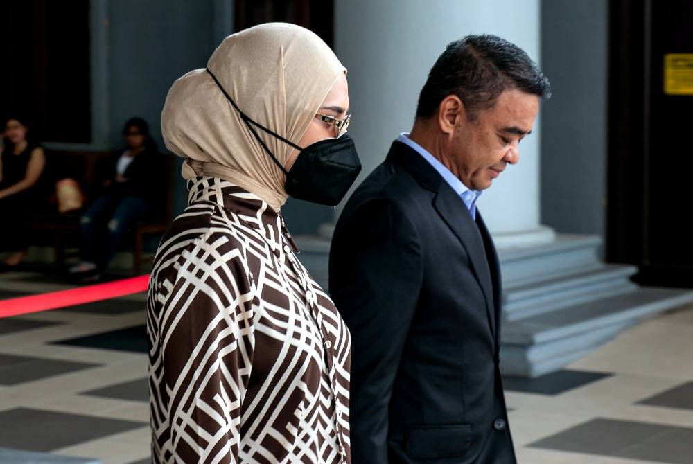 Former army chief Tan Sri Muhammad Hafizuddeain Jantan and wife Salwani Anuar @ Kamaruddin at the Kuala Lumpur Courts Complex. - BERNAMA FILE PIX