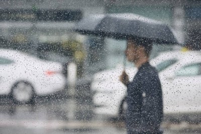 Rain is forecast to affect seven of the 10 districts in Johor tomorrow morning, potentially posing a challenge for prospective candidates and supporters on nomination day for the 16th state election.