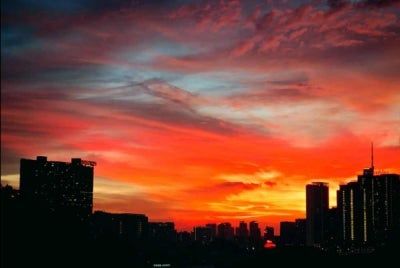 Universiti Malaya meteorologist Prof Datuk Dr Azizan Abu Samah said the vivid colours are caused by a process known as Rayleigh scattering, which changes the way sunlight travels through the Earth's atmosphere. Photo: Threads / @jlai8290
